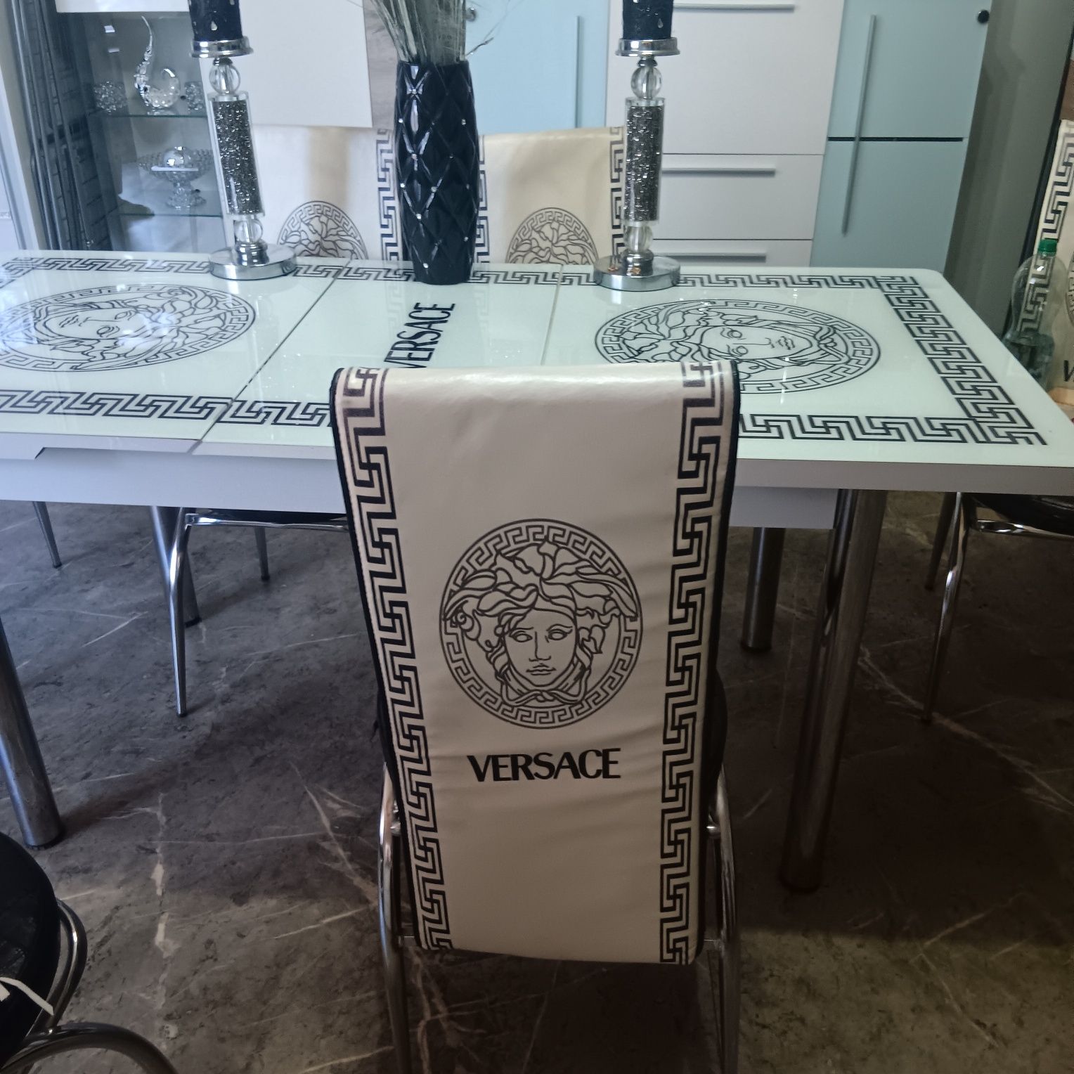 Stół z krzesłami w stylu versace