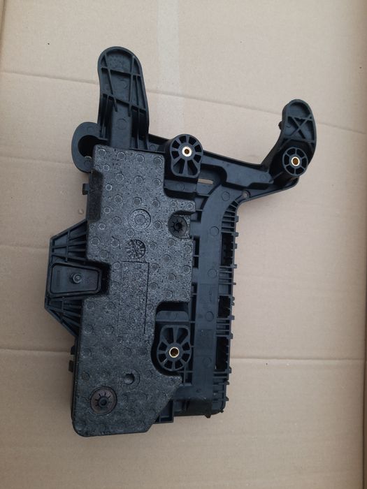 VW  Caddy 19r Podstawa Akumulatora