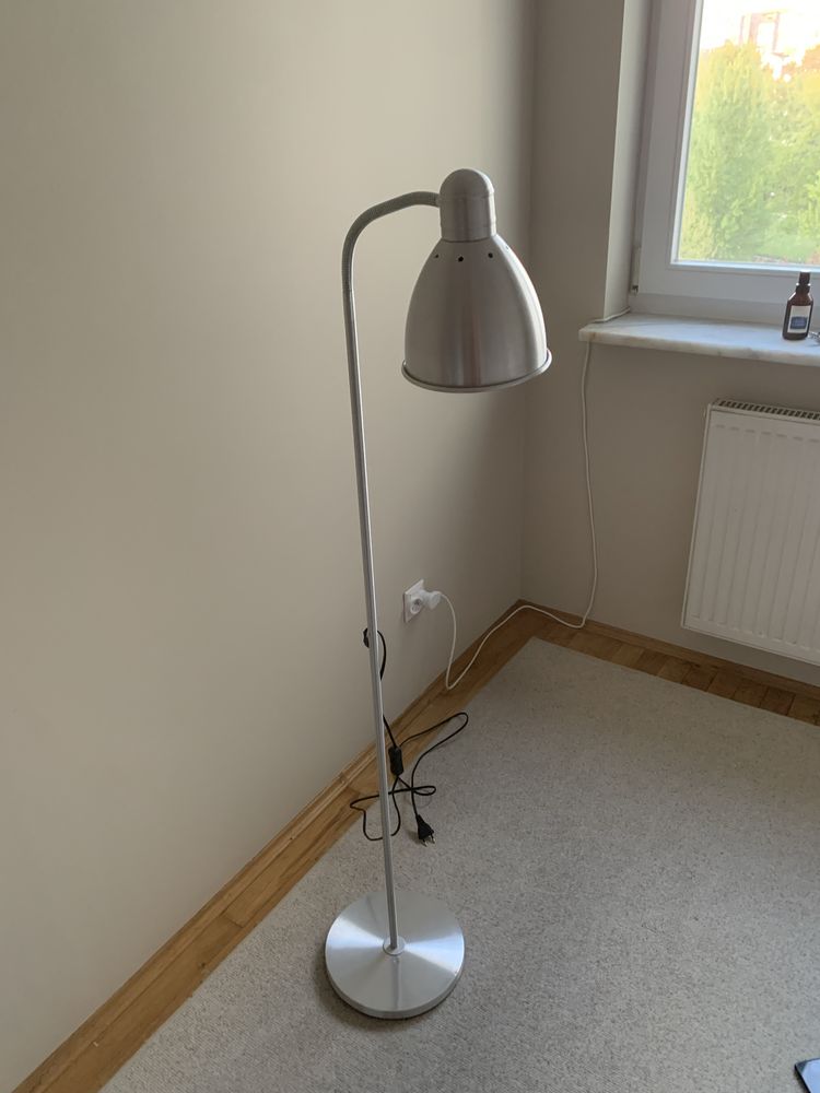 Metalowa lampa stojąca Ikea