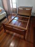 Cama individual com estrado e colchão
