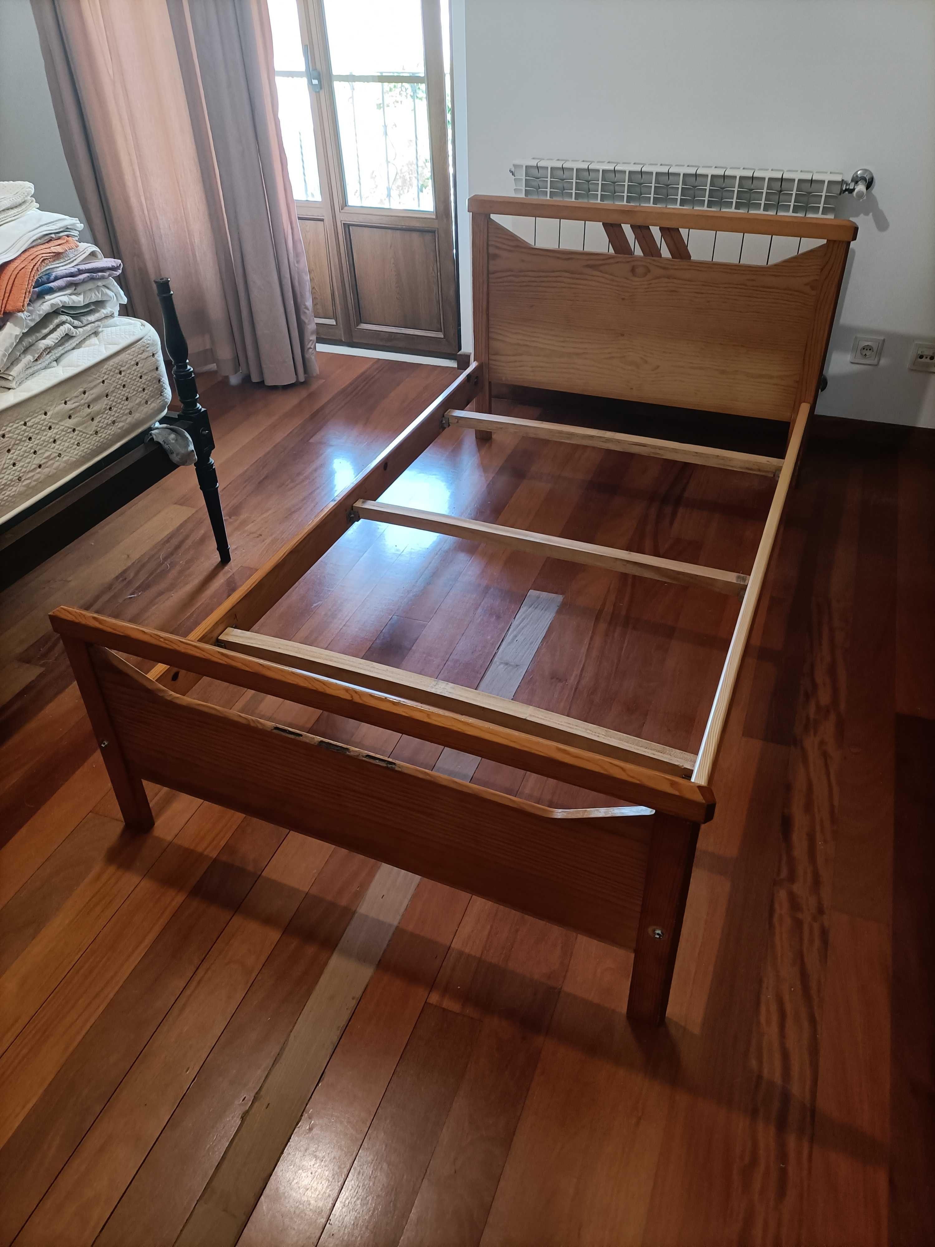 Cama individual com oferta de estrado e colchão