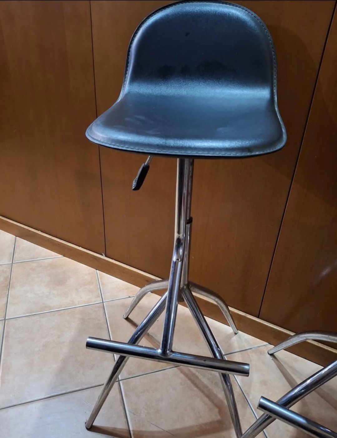 Disponível um Banco de balcão ou Bar excelente estado!
