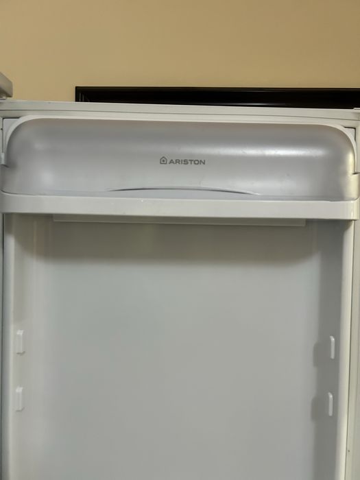 Вбудованмй холодильник ARISTON OPERA