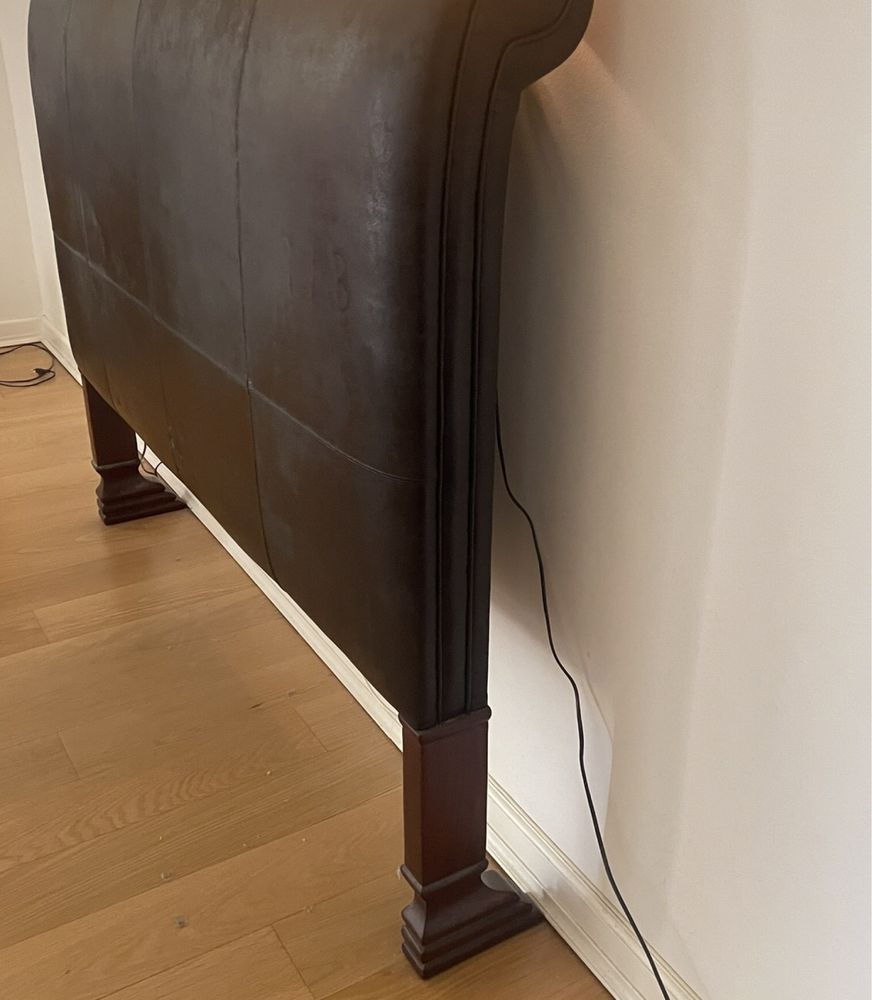 Cabeceira de cama estofada em cabedal castanho autêntico.