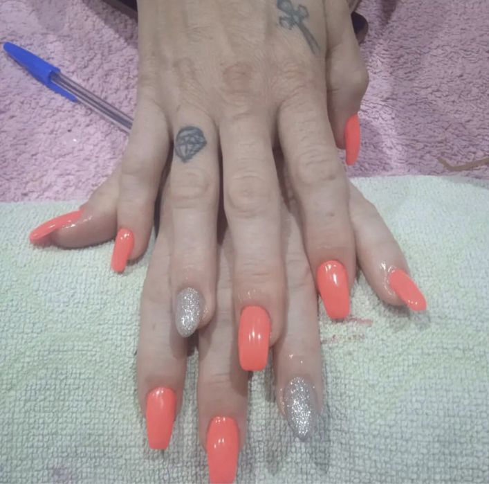 Unhas de gel e gelinho