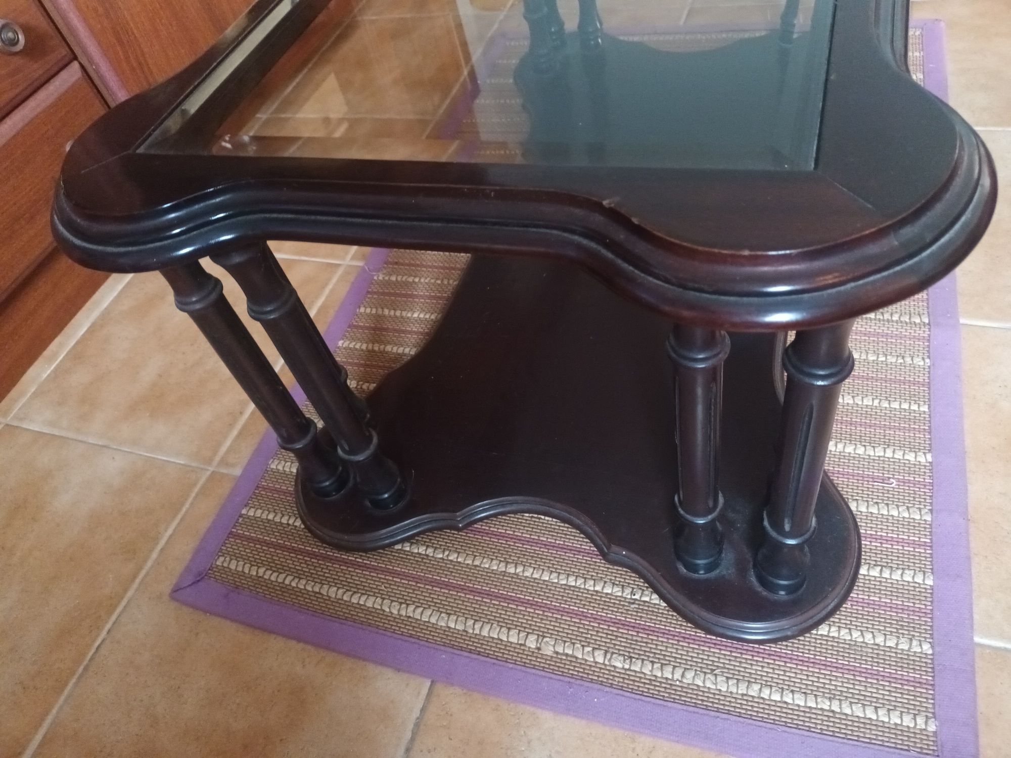 Mesinha de centro com tampo em vidro