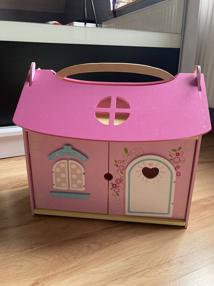 Drewniany domek dla lalek dla dziewczynki