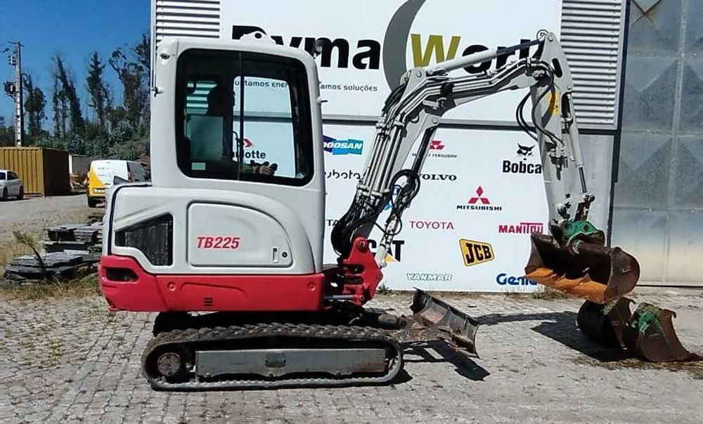 Minigiratória de rastos Takeuchi TB225