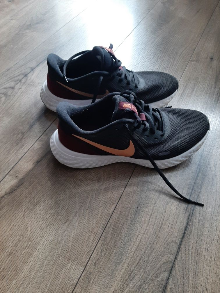 Buty sportowe Nike.