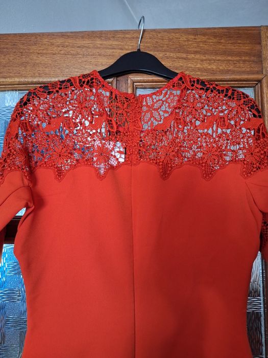 Vestido Zara com renda. Vermelho. Tamanho S. Novo