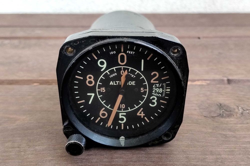 Wysokościomierz lotniczy z samolotu Bulova B-11 II wojna światowa USA