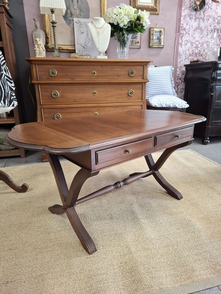 Mesa Clássica. Elegância é Funcionalidade.