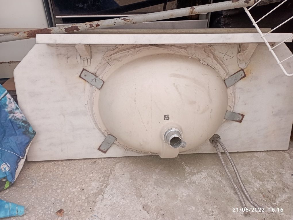 Lavatório em bancada de pedra mármore com torneira