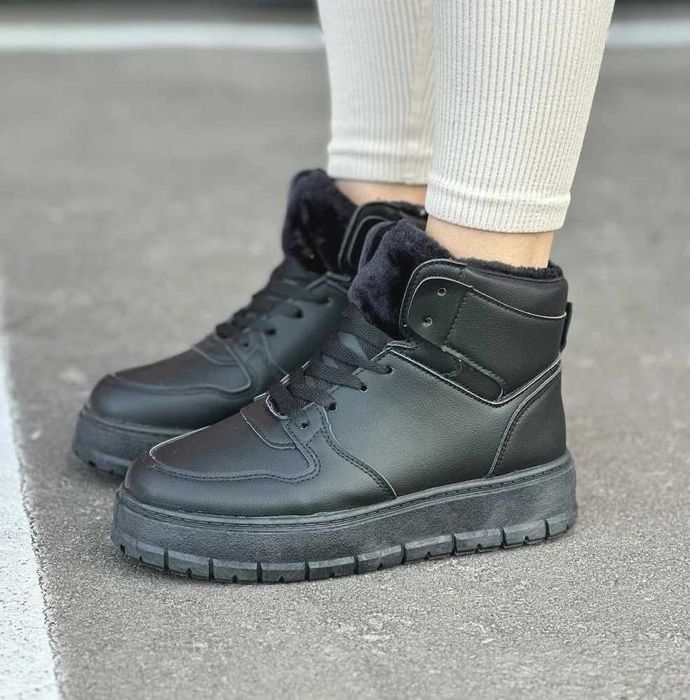 Женские Зимние ботинки кроссовки черные с мехом