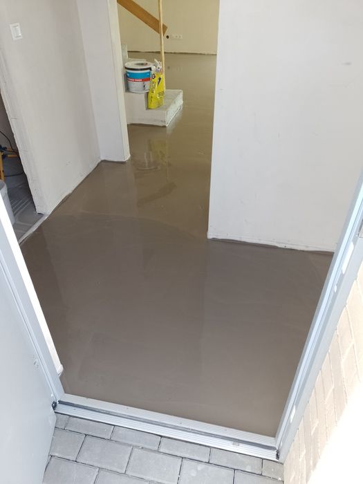 Wylewki samopoziomujące schody podłogi mikrocement montaż