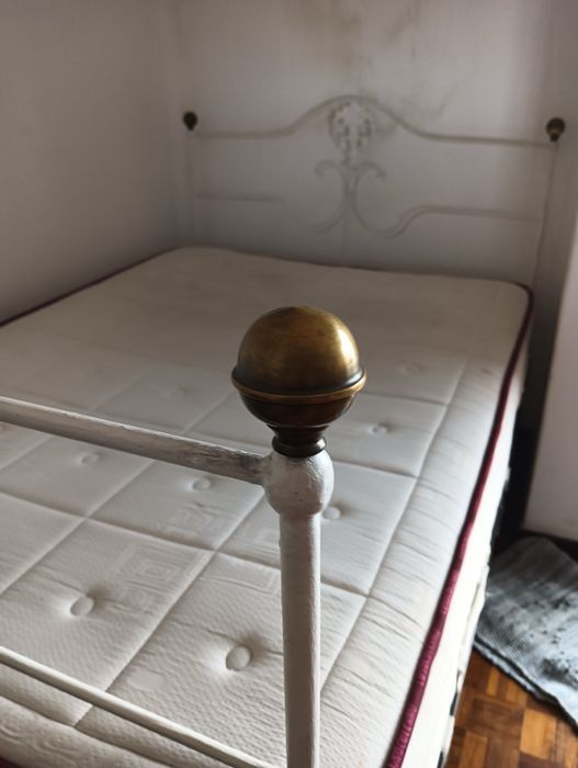 Cama casal completa em ferro. Colchão e estrado