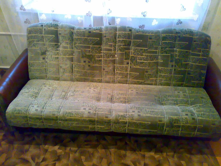 Продам диван-книжку состояние новое (все работает) в центре 7600 гр.