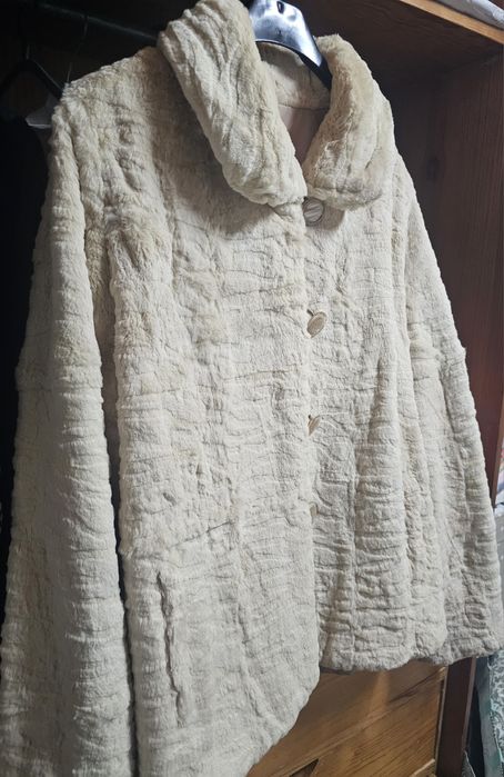 Casaco de peles curto, creme e revetsível