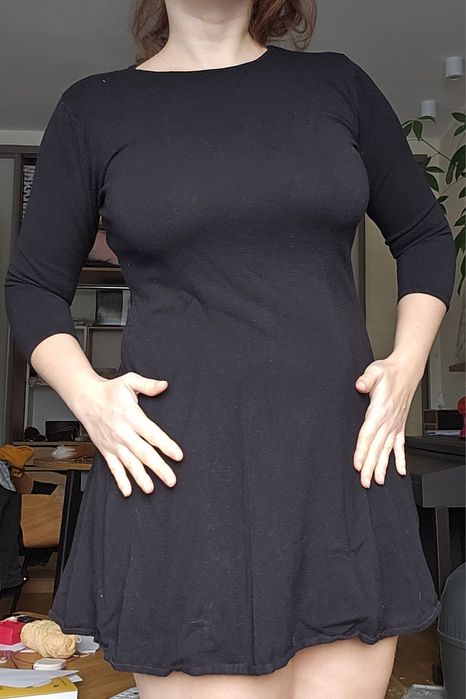 Czarna sukienka mini HM basic trapezowa z wiskozy