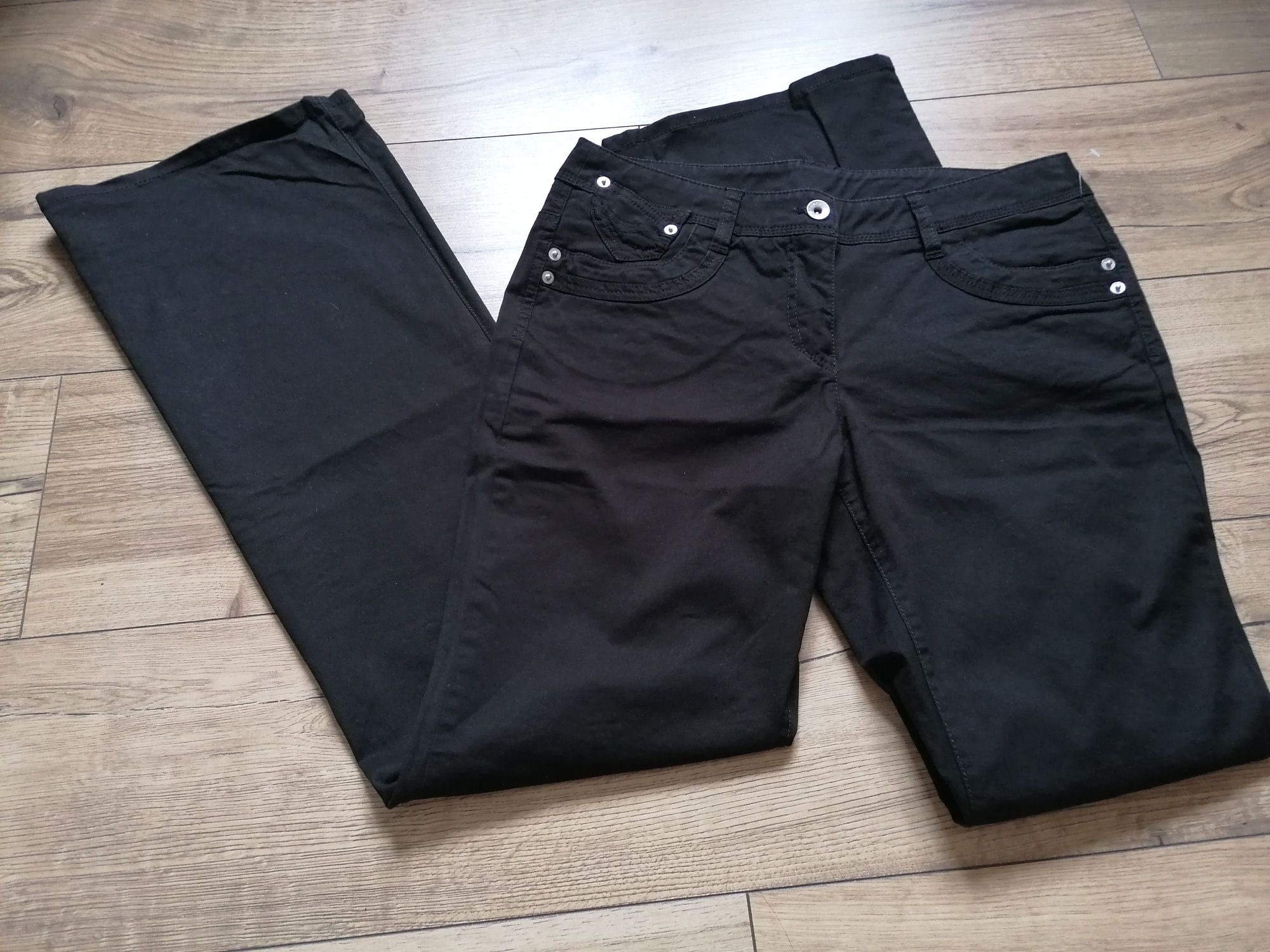 Spodnie firmy Basic line casual Wear