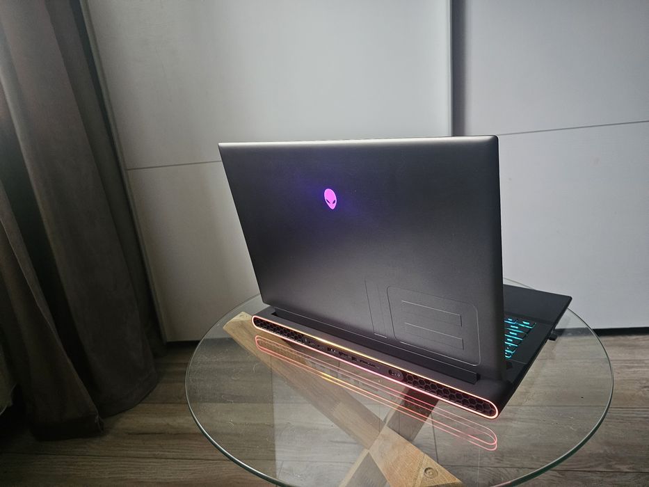 Alienware m18 R1 (AMD Ryzen 9 7945HX / Radeon RX 7900M)