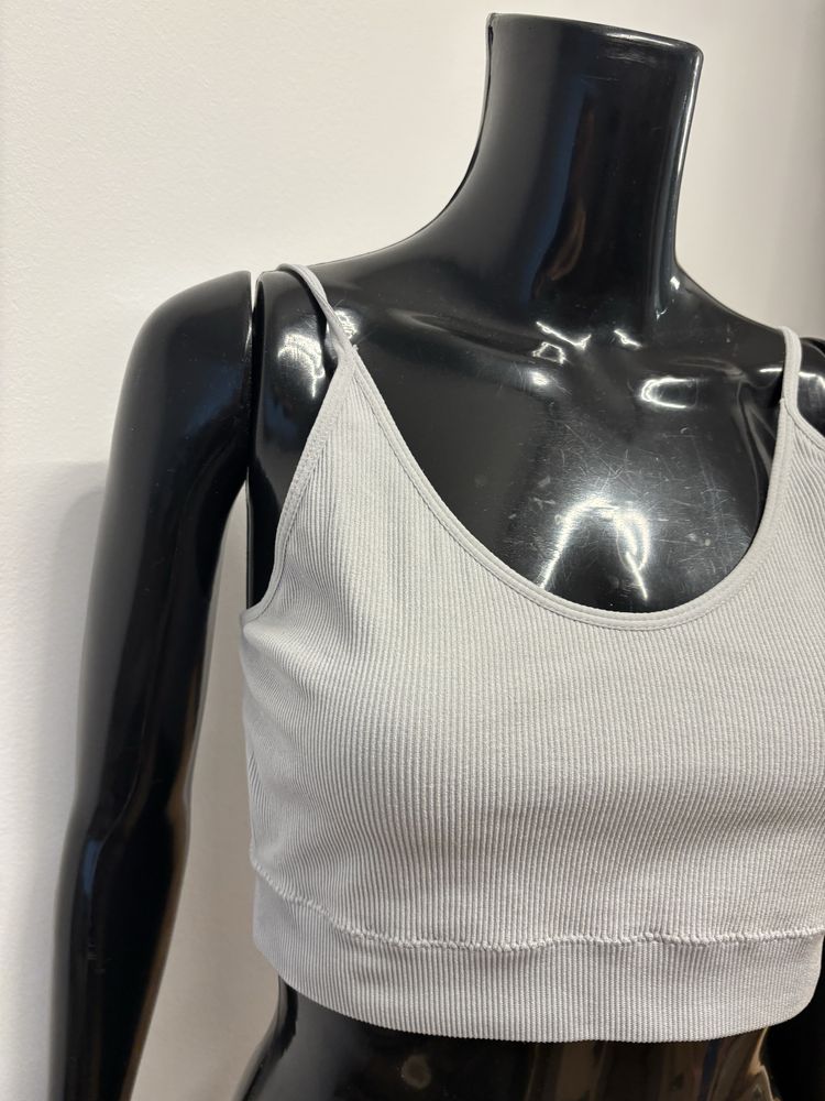 Krótki crop top biustonosz sportowy z prążkowanego materiału