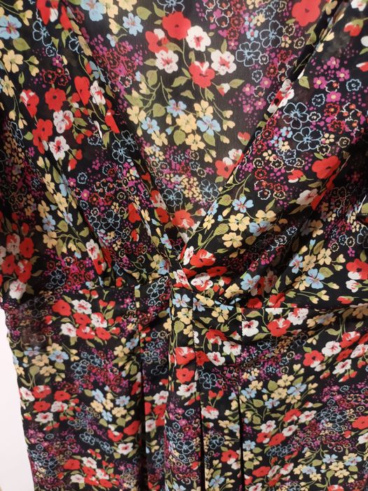 Delikatna sukienka w kwiatowy wzór 36