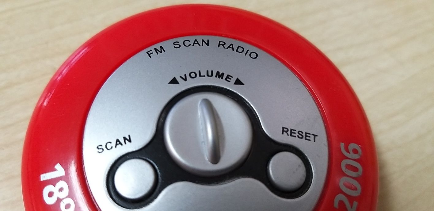 Rádio a pilhas com braçadeira.