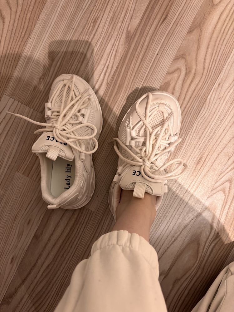 Białe buty damskie