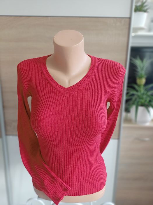 Czerwony sweter w serek
