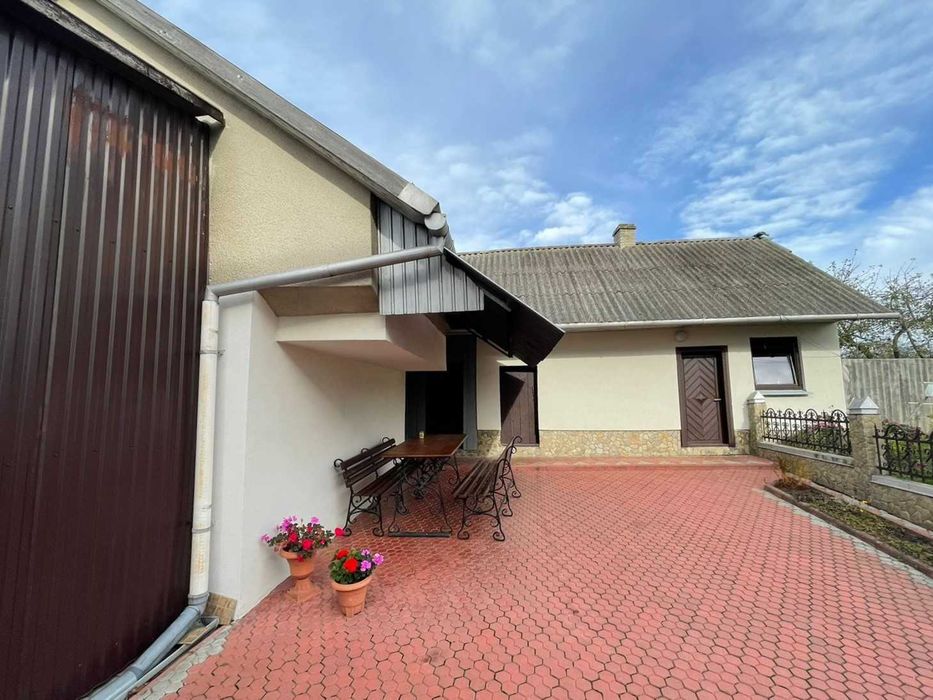 Продається двоповерховий будинок у селі Мостиська Другі