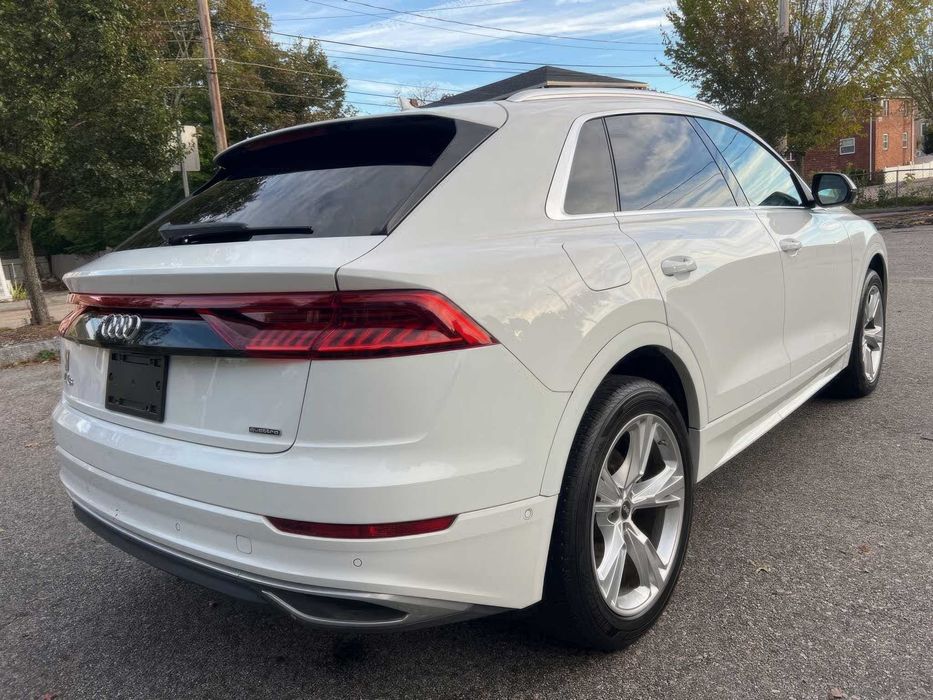Audi Q8      2022