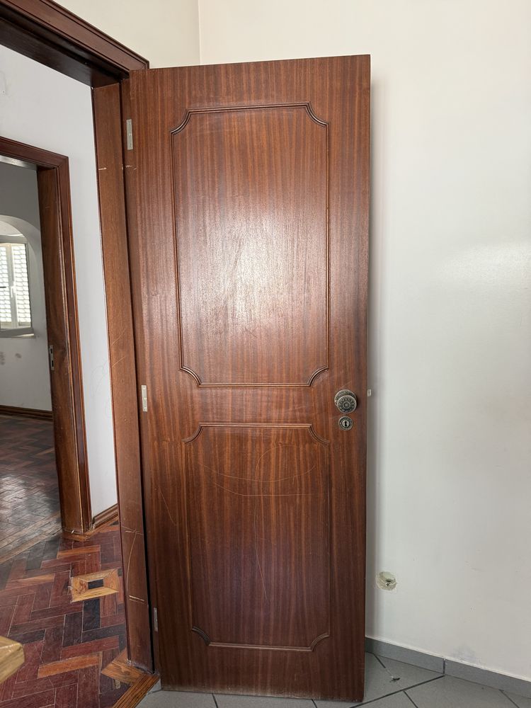 Portas de madeira em bom estado