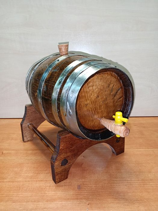 Pipo / barril antigo em madeira de carvalho com suporte e torneira em