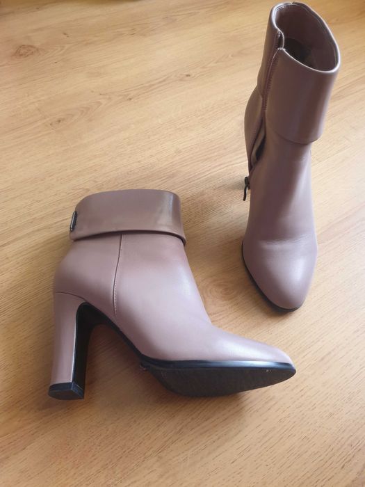 Жіночі демісезонні ботильйони з натуральної шкіри.