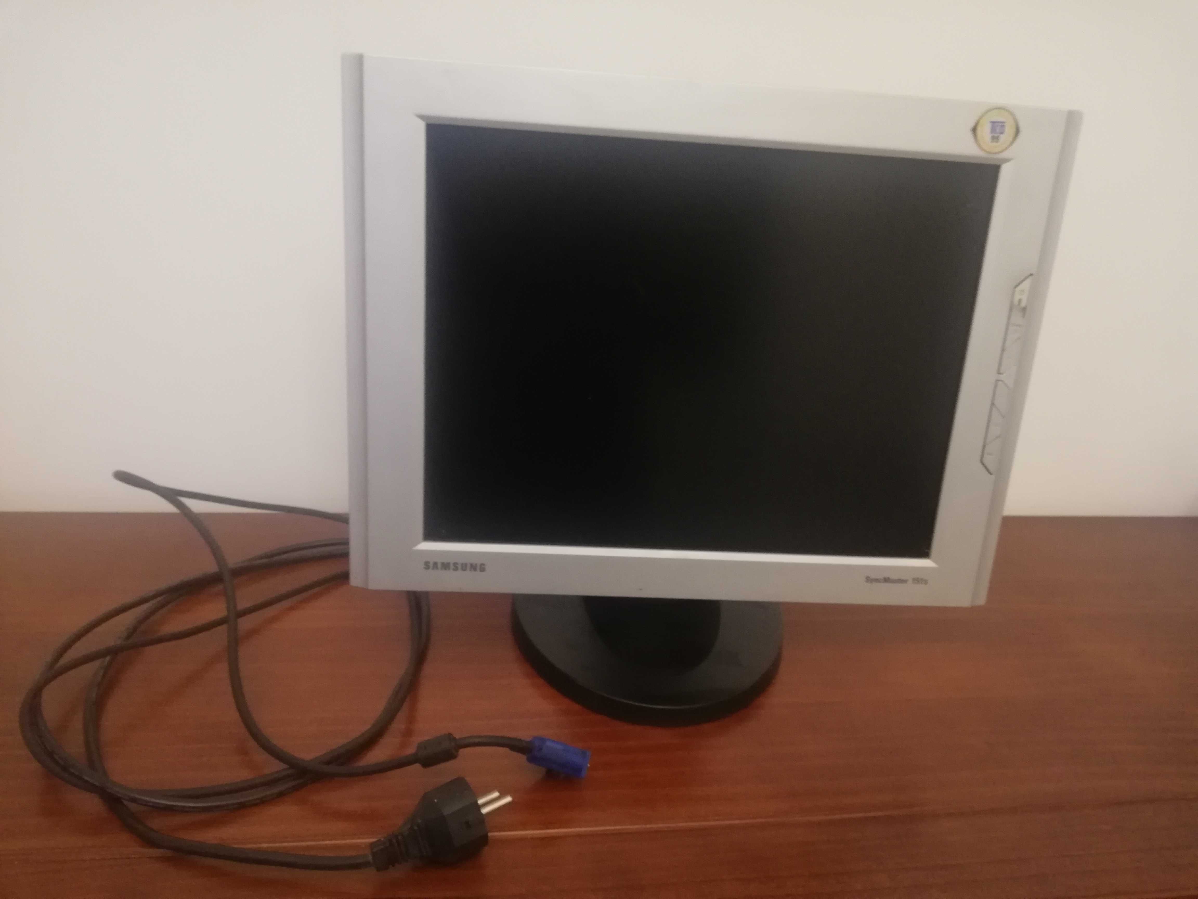 Monitor de computador com os cabos, a funcionar