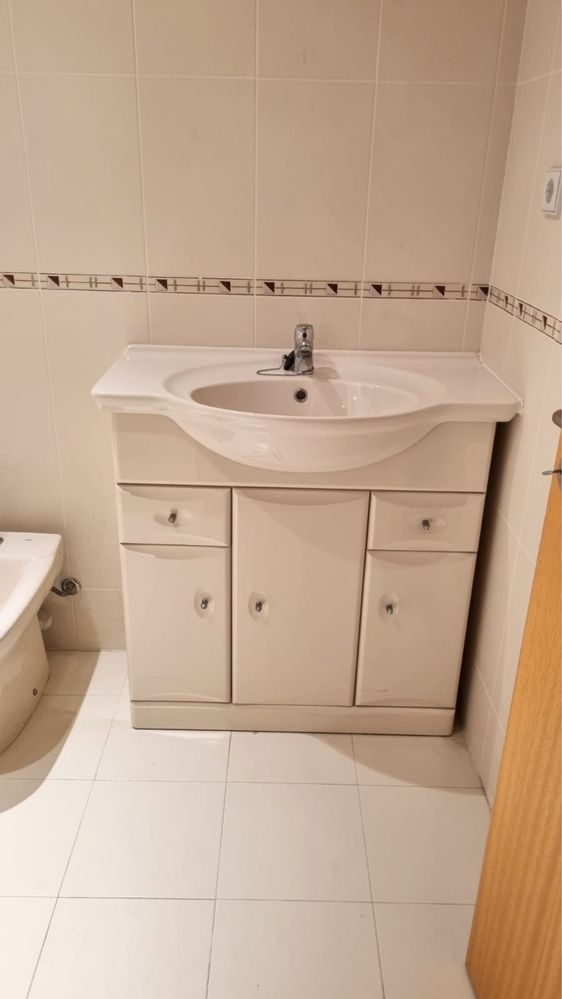 Louça completa WC: lavatório com armário, bidé e sanita com autoclismo