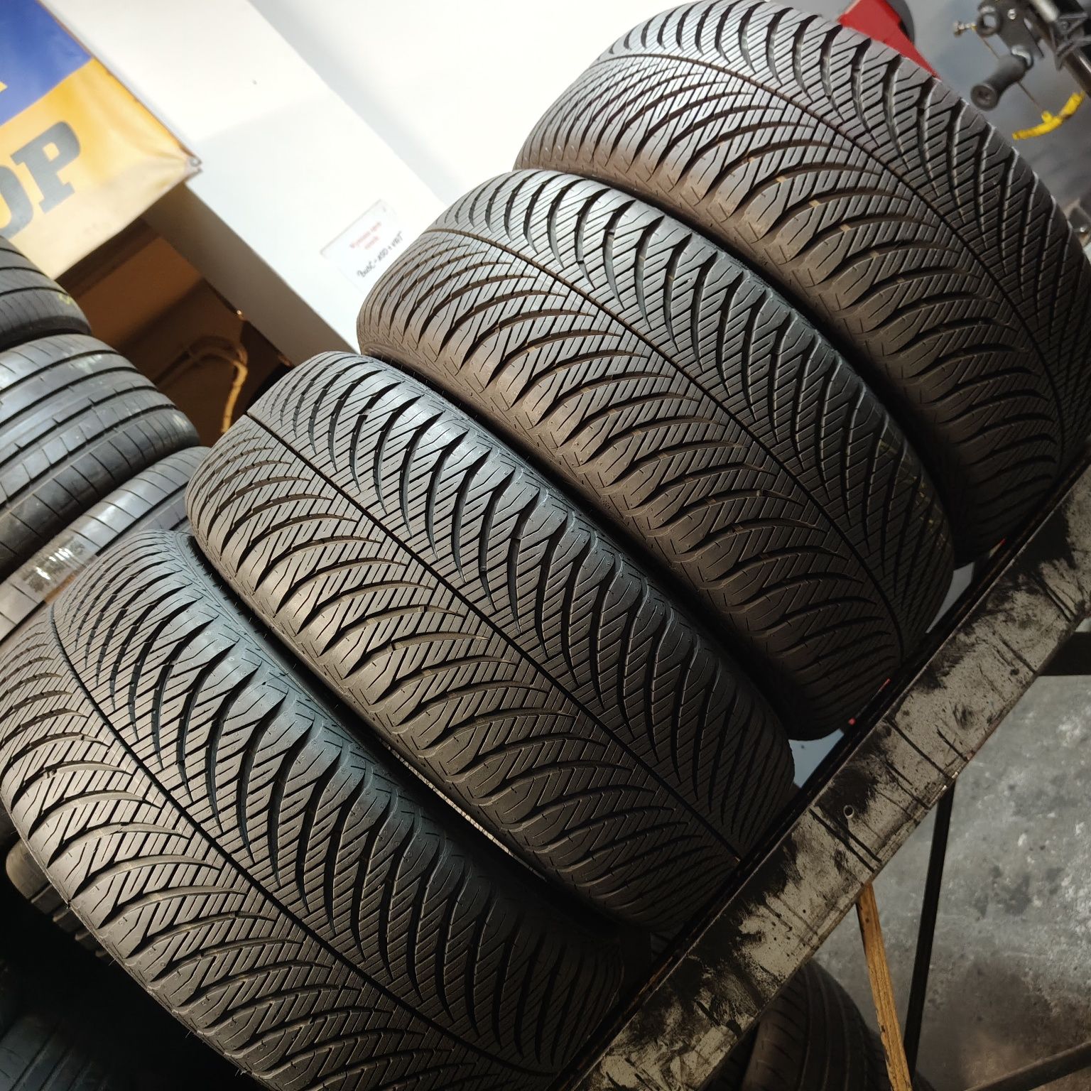 215/55/17 Sprzedam komplet opon całorocznych Goodyear