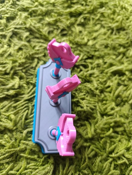 Ніж (меч, кинджал) /також є ключі з лабіринту " Гра в кальмара"