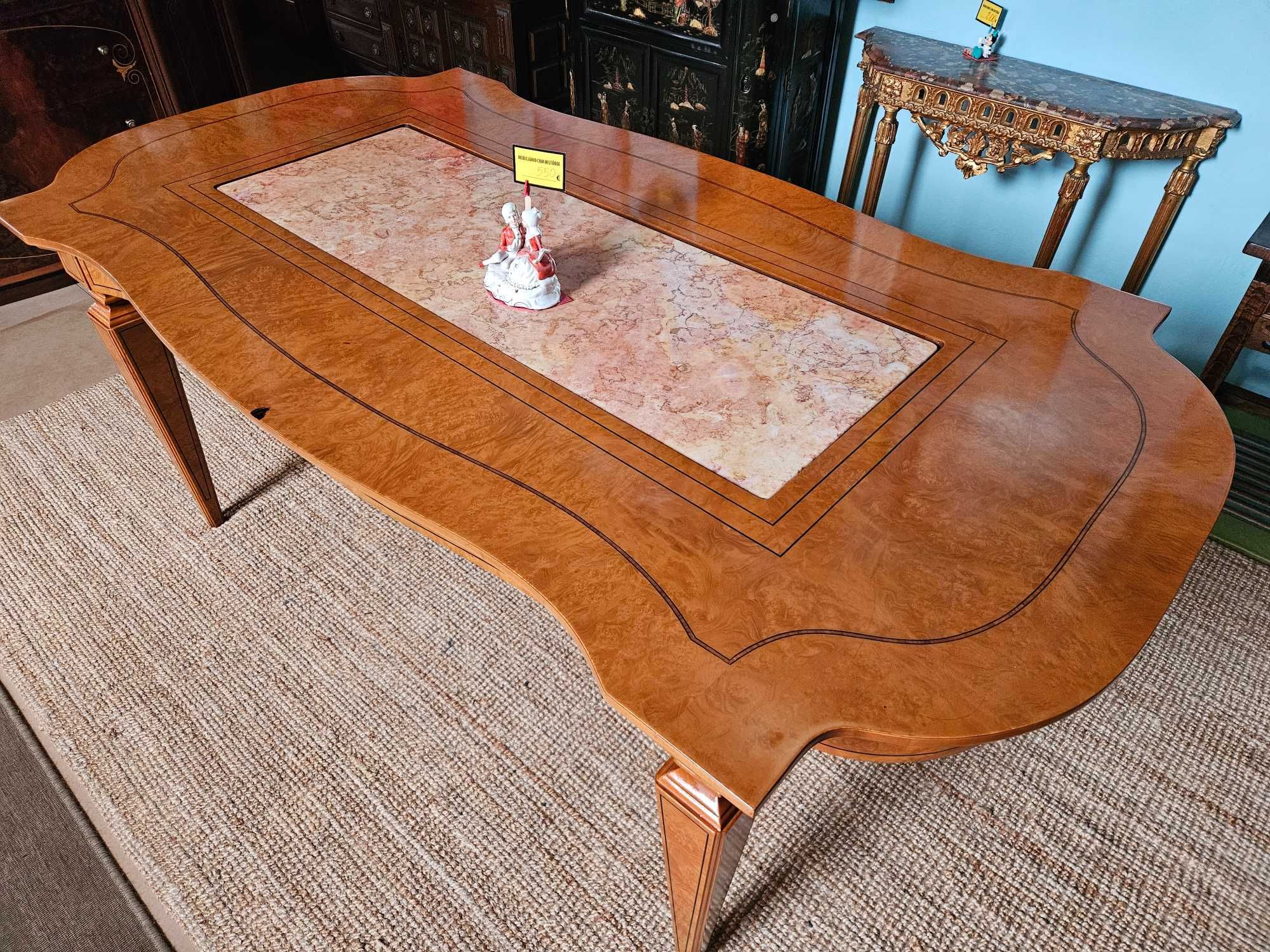Excelente mesa de sala em madeira com centro em ped