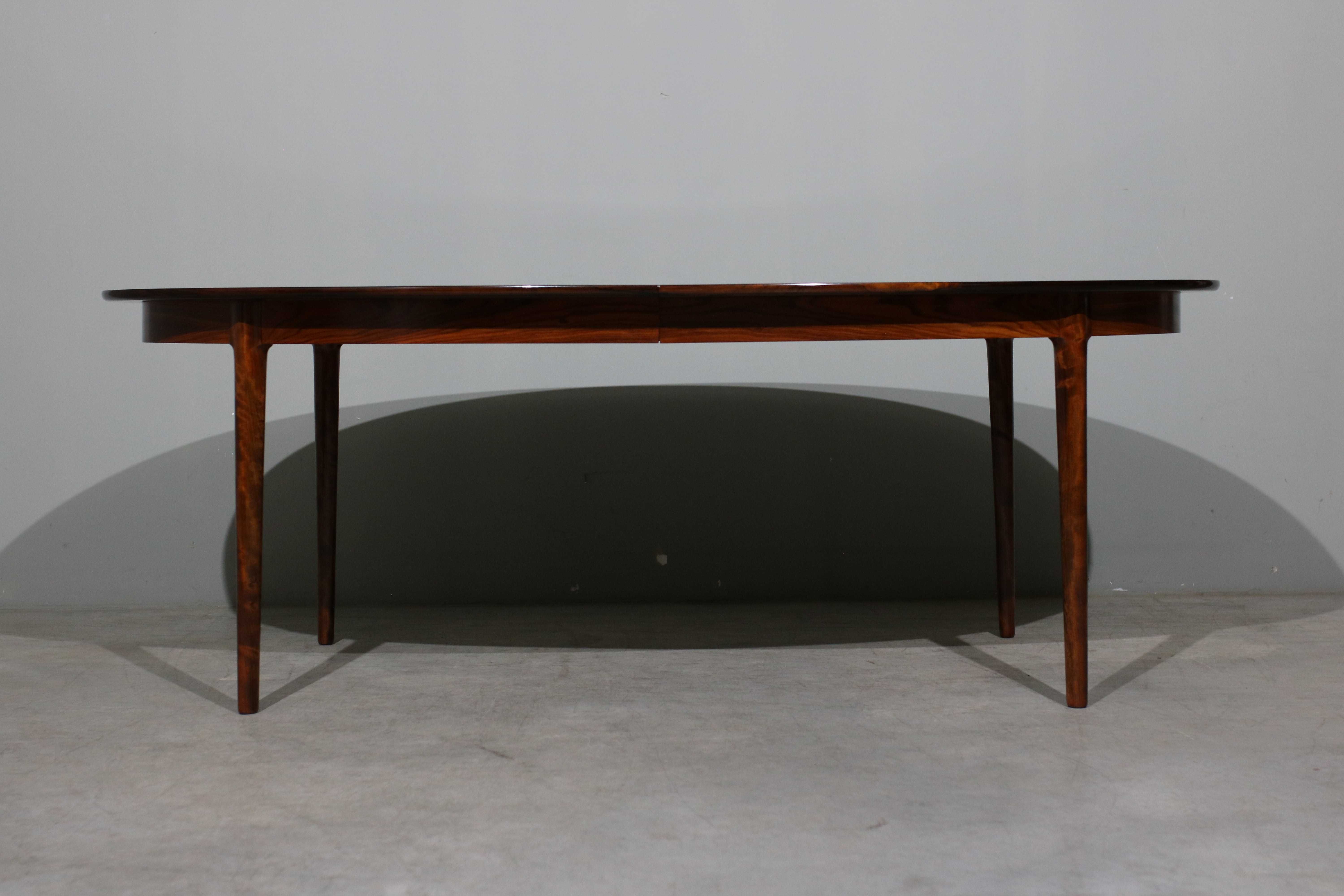 Mesa Oval Extensível Niels O. Moller em pau santo | Danish Design