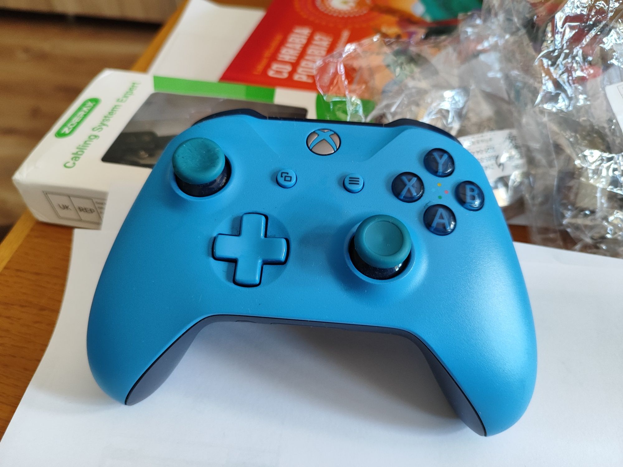 Xbox one X 1tb plus pad