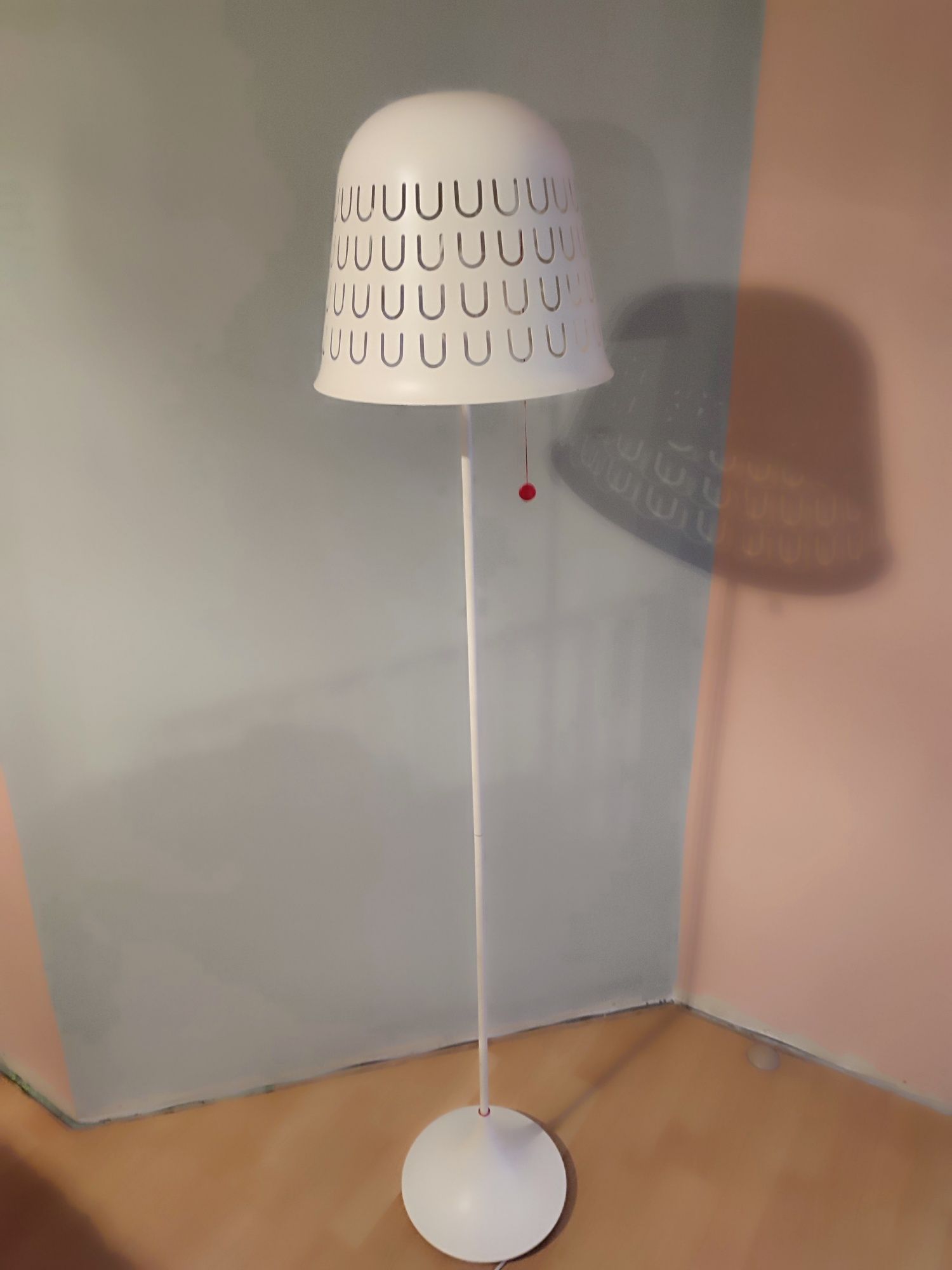 Kultowa lampa stojąca Ikea