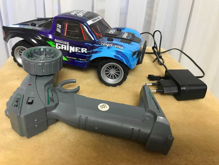 Машинка на радиоуправлении (аккумулятор, пульт, зарядка)