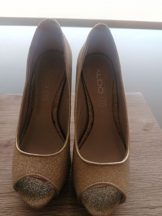 Sapatos Aldo dourados