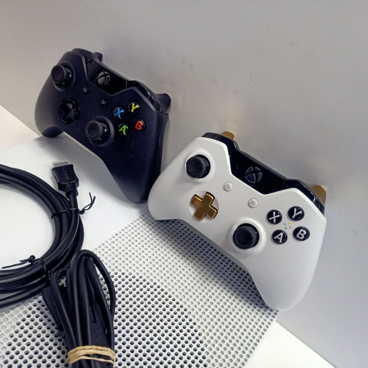 Xbox one s all digital 1 TB+2 pady org.