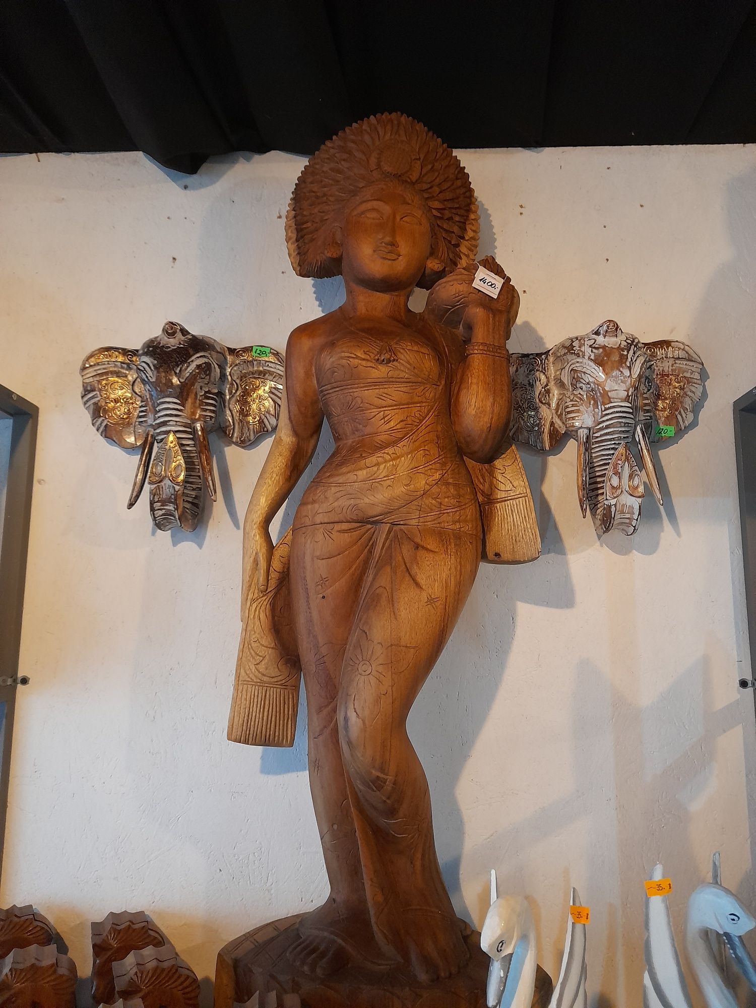 Ręcznie rzeźbiona balijska tancerka kobieta