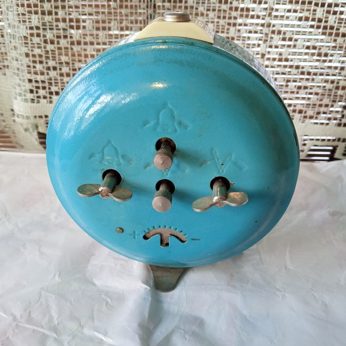 Янтарь 4 камня механические часы, будильник ссср