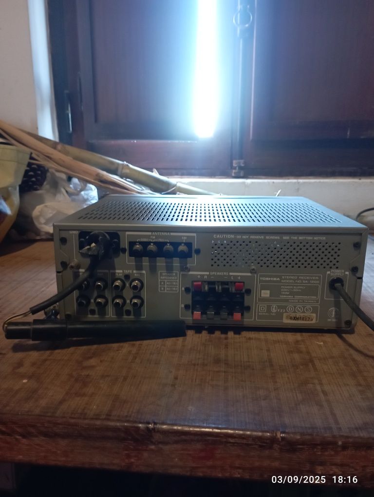 Colunas, rádio e amplificador vintage