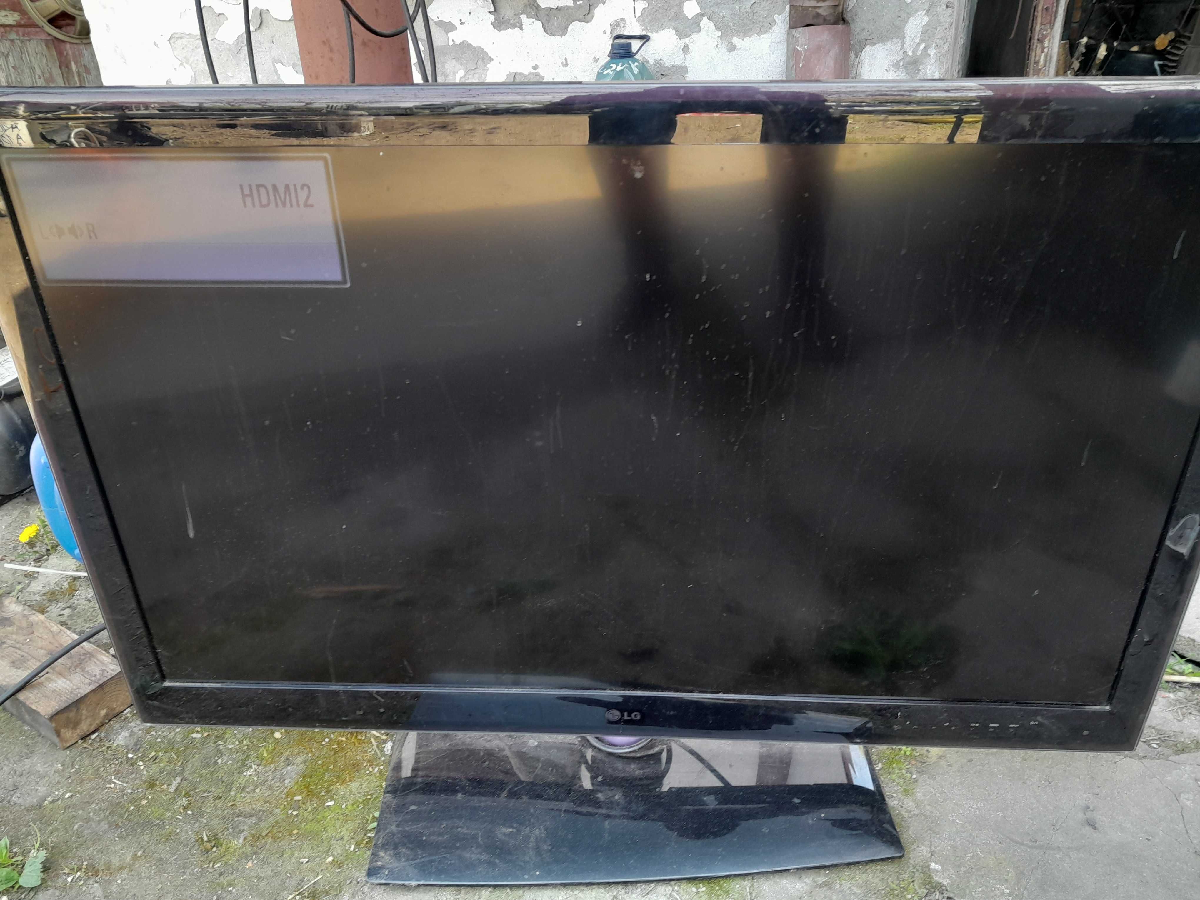 TV LG 42''Pracuje ale nie działają gniazda.